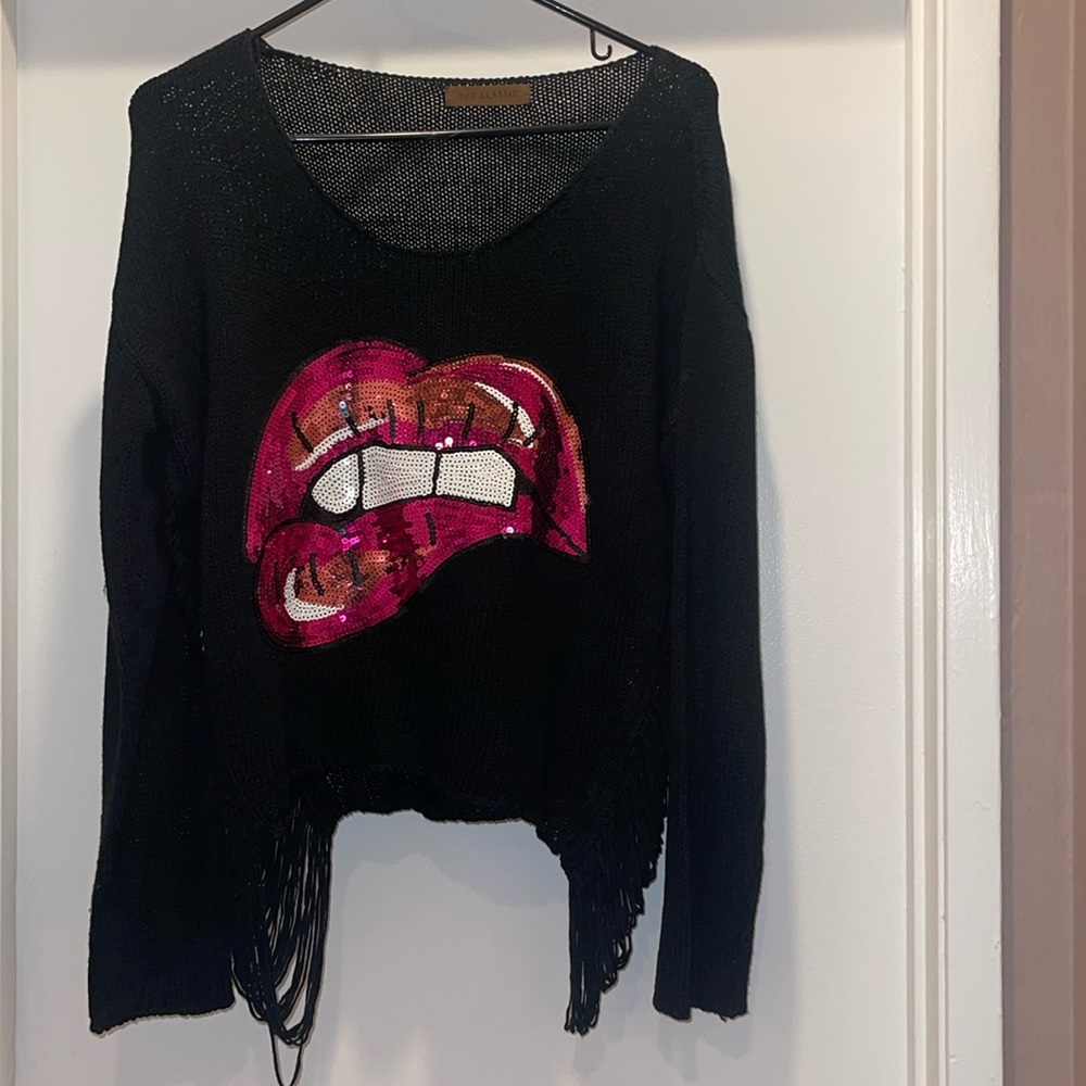 Cropped sweater with sequins lip 🫦